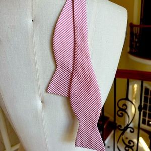 Men’s pink and white seersucker bow tie adjustable neck size
